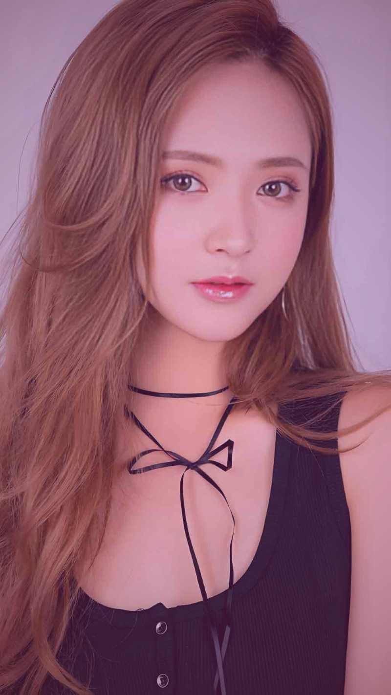 电脑和平板屏幕上同时播放着不同风格的欧美喜剧剧集画面，旁边放着零食饮料