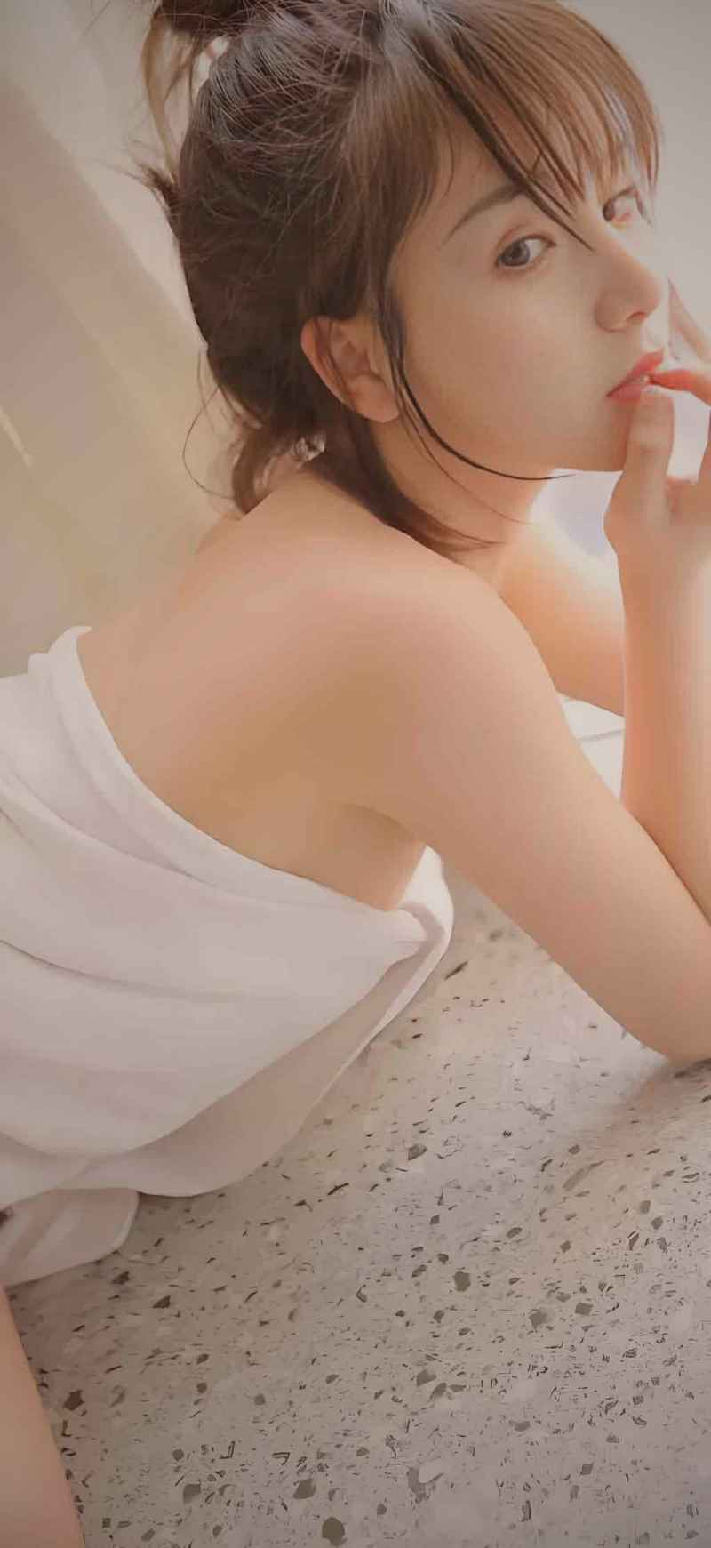 观众在社交媒体上讨论人人视频上更新的综艺剧情
