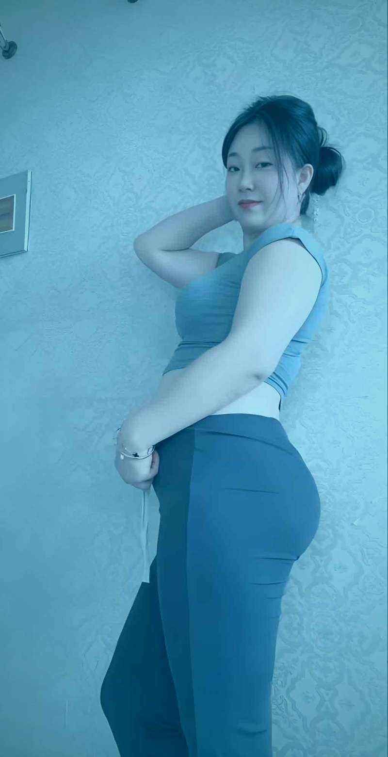 代表全球不同地区剧集的图标环绕着人人视频LOGO，象征其内容的广泛性