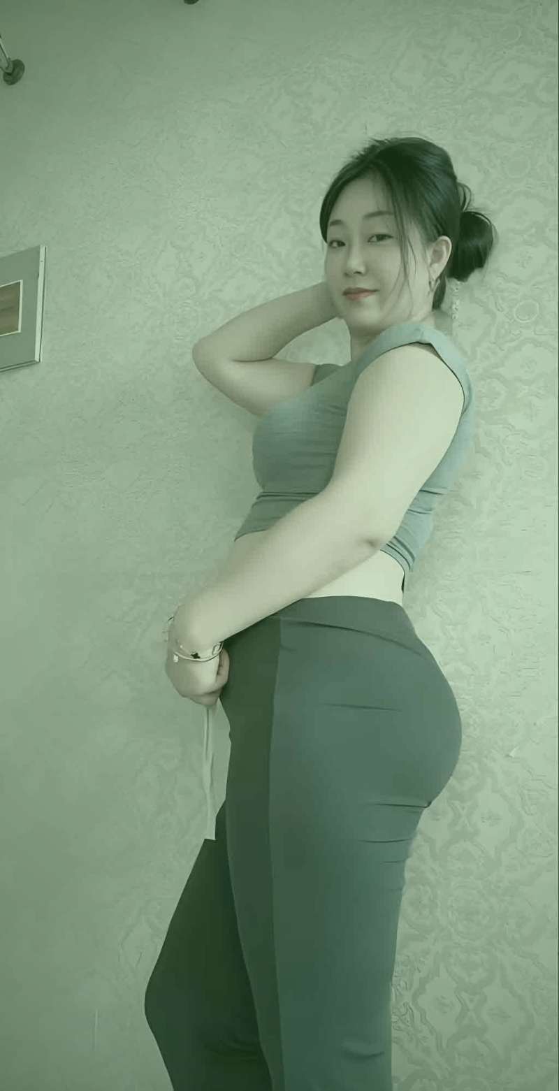 谍战剧中的角色对峙场景，展现紧张氛围